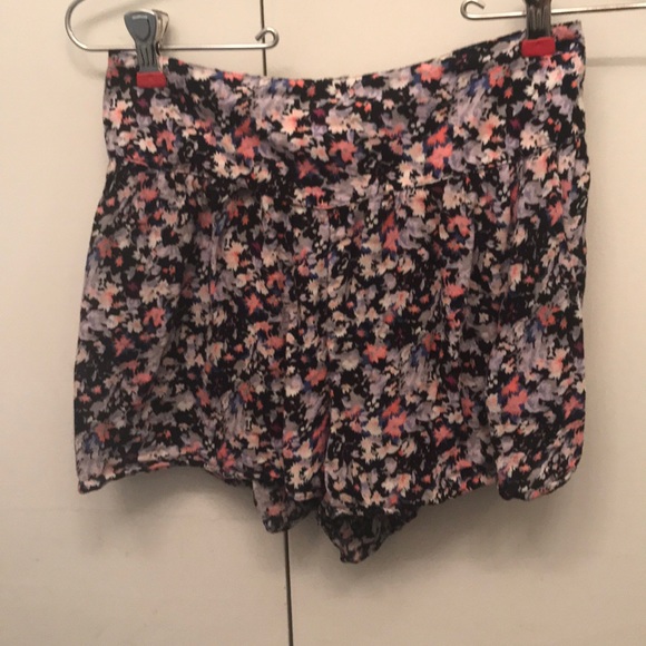 Flowy shorts with elastic waist